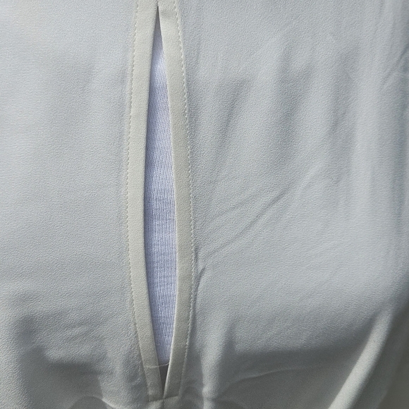 Express Women's Ivory Blouse Tie Front Keyhole Detail Flattering Fit Wmn's Sz M - Picture 3 of 8